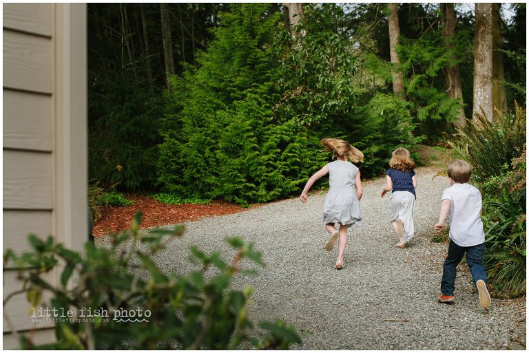 Kids running in down driveway - Poulsbo storytelling photographer